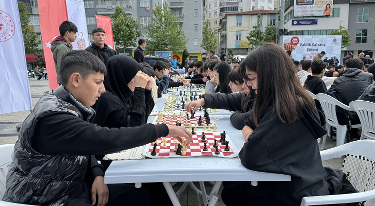 Açık havada satranç şöleni düzenlendi