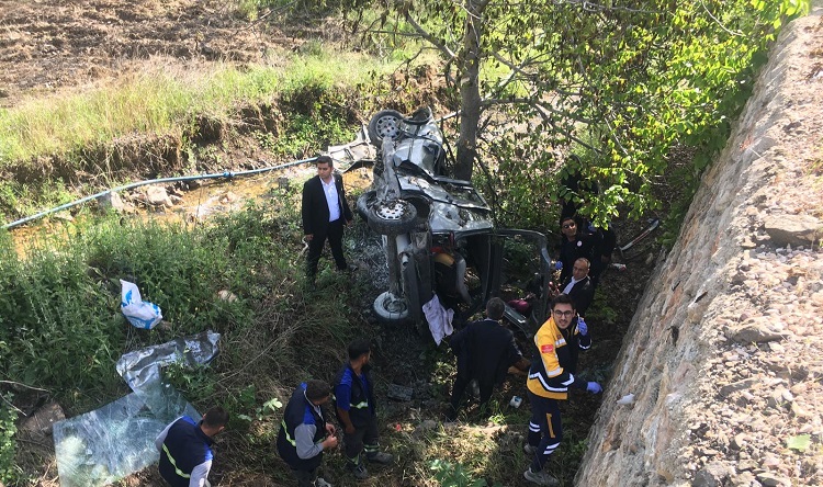 Otomobil istinat duvarından düştü!