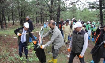 Vali eşliğinde çöpler temizlendi