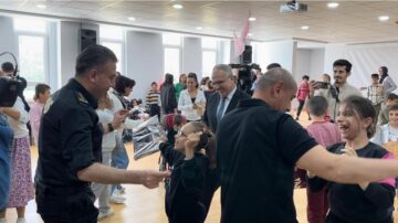 Emniyet Müdürü çocukları sevindirdi