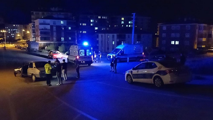 İki otomobil çarpıştı: 3 yaralı