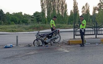 İki motosiklet kafa kafaya çarpıştı!