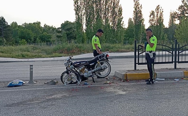 İki motosiklet kafa kafaya çarpıştı!