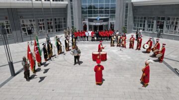 Güreşçileri başkan mehterle karşıladı