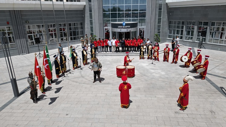 Güreşçileri başkan mehterle karşıladı