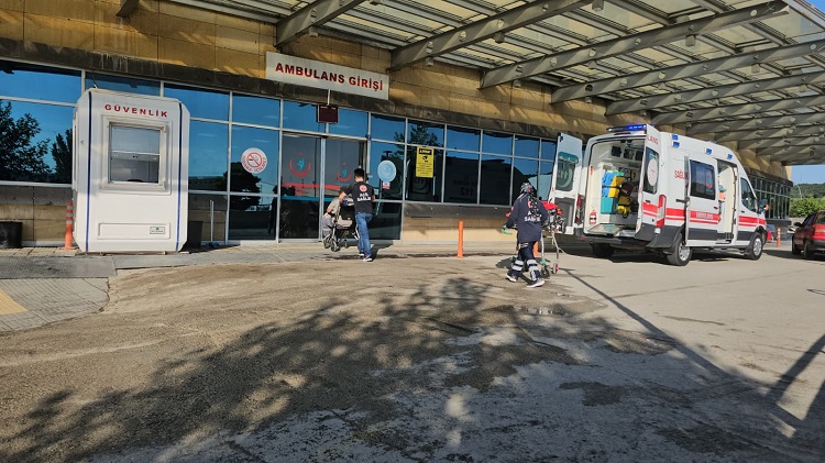 Devrilen motosikletteki çift yaralandı