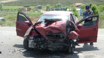 Kazada tarlaya uçtu 2 kişi ağır yaralandı