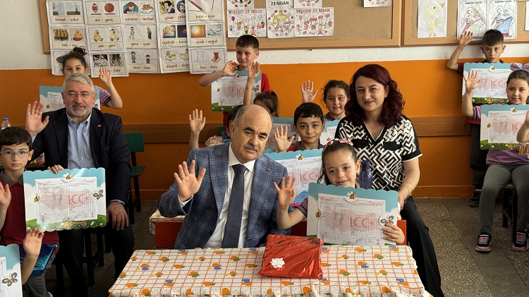 Çorum’da öğrenciler karnelerini aldı