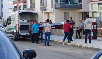 Yaşlı kadın balkonda ölü bulundu