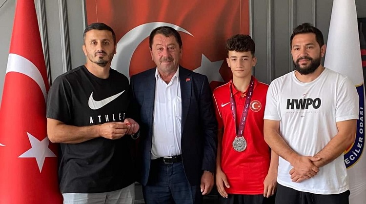 Başarılı genç güreşçiyi ödüllendirdi