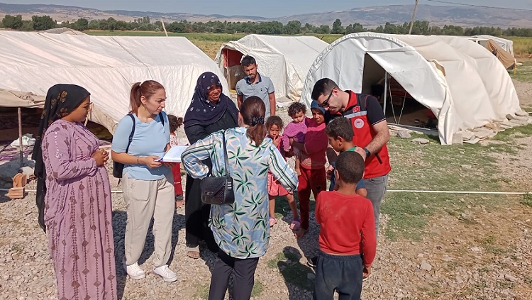 Çadırlarını su basan tarım işçilerine yardım