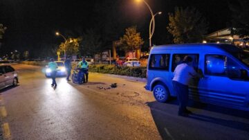 Motosikletli otomobile arkadan çarptı