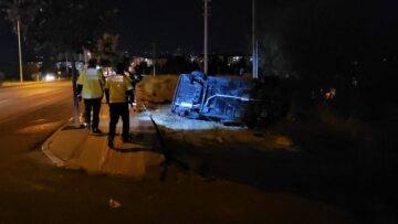 Devrilen otomobildeki 2 kişi yaralandı