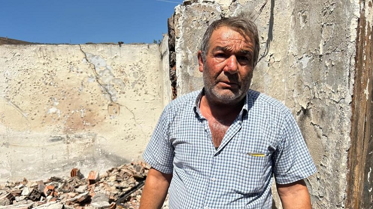 Çocukluğunun geçtiği ev küle döndü!