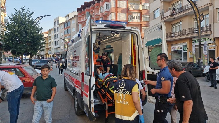 Geri manevra yaparken boyacıya çarptı