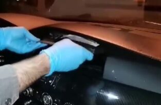 Aracın teybini söküp silah zulası yapmışlar!