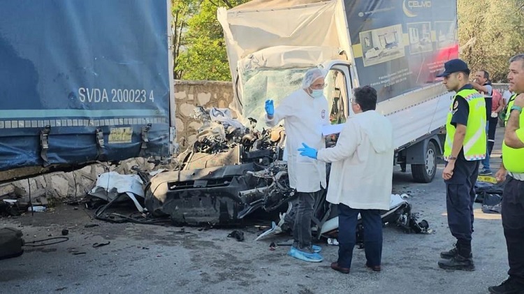 Kazada hayatını kaybeden 3 kişi defnedildi