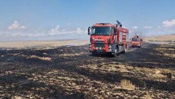 Anız yangını ormana sıçramadan söndürüldü