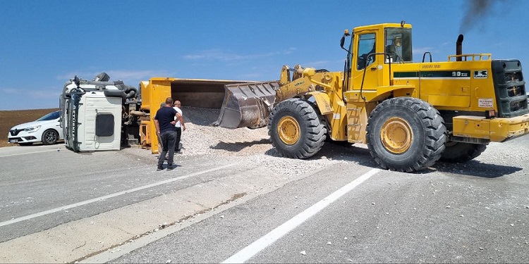 Devrilen kamyonun sürücüsü yaralandı