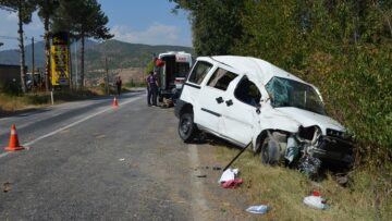 Aynı aileden 4 kişi kazada yaralandı