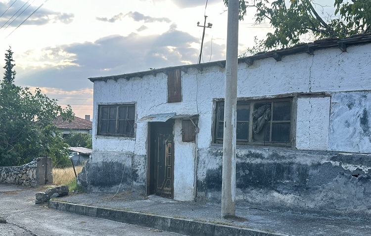 Yalnız yaşayan kadın evinde ölü bulundu!