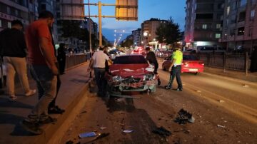 Osmancık köprüsünde iki otomobil çarpıştı!