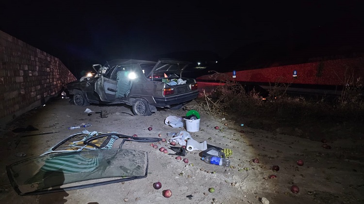 Devrilen otomobildeki 4 kişi yaralandı