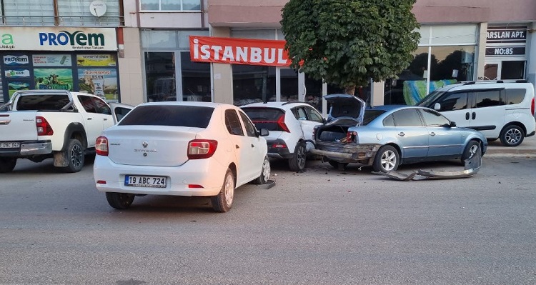 Park halindeki 3 otomobile çarptı!