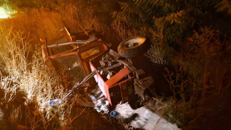 Traktörün kazada arka lastiği koptu!