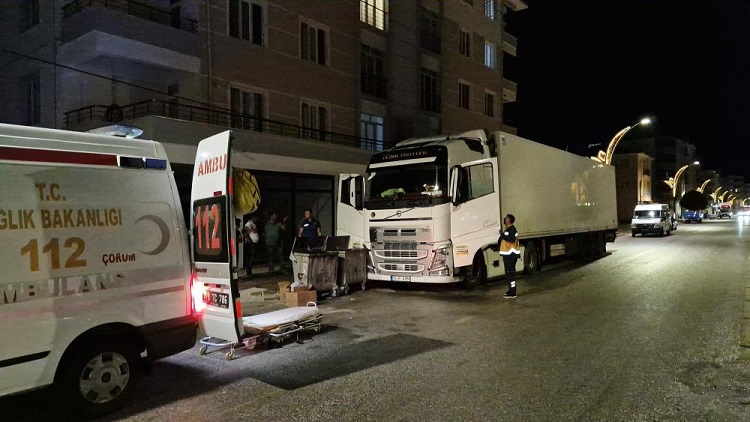Park halindeki tırda genç ölü bulundu!