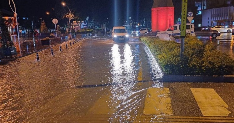 Çorum’da sağanak yağış hayatı felç etti