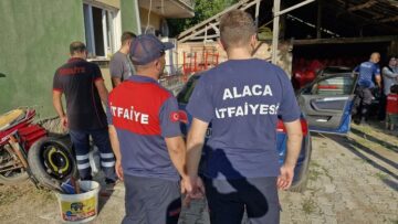 Otomobilde mahsur kalan bebek kurtarıldı