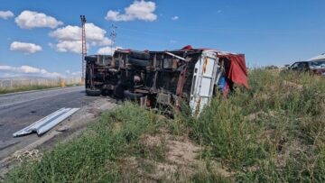 Kamyon ile kamyonet çarpıştı: 2 yaralı