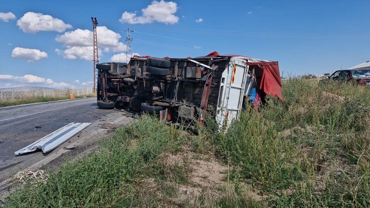 Kamyon ile kamyonet çarpıştı: 2 yaralı
