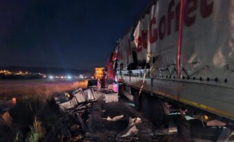 Konteyner yüklü tır devrildi!