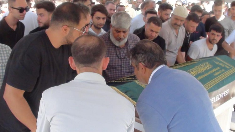 Ölü bulunan genç toprağa verildi