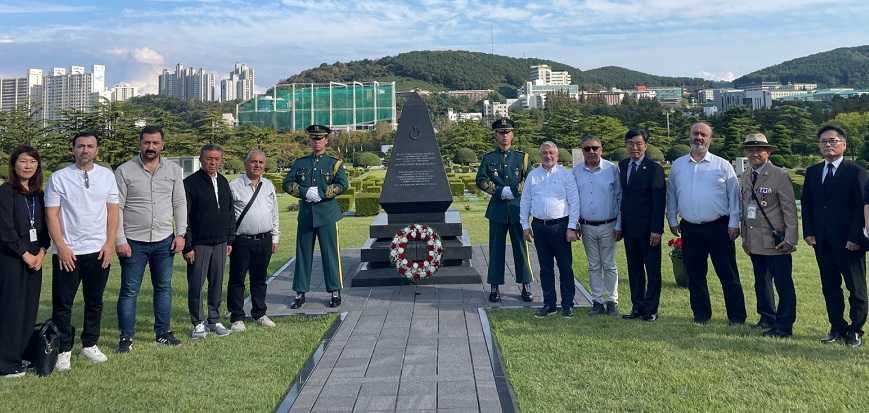 Güney Kore’de Türk şehitliğini ziyaret ettiler