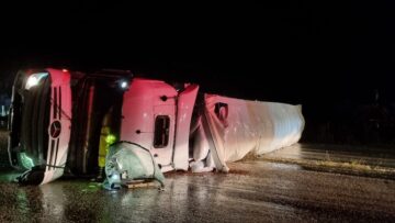 Fındık kabuğu yüklü tır devrildi!