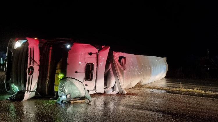 Fındık kabuğu yüklü tır devrildi!