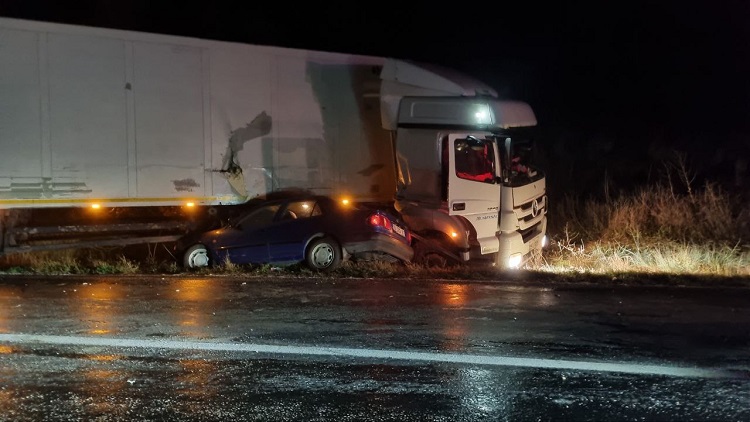 Otomobil tıra çarptı 5 kişi yaralandı!