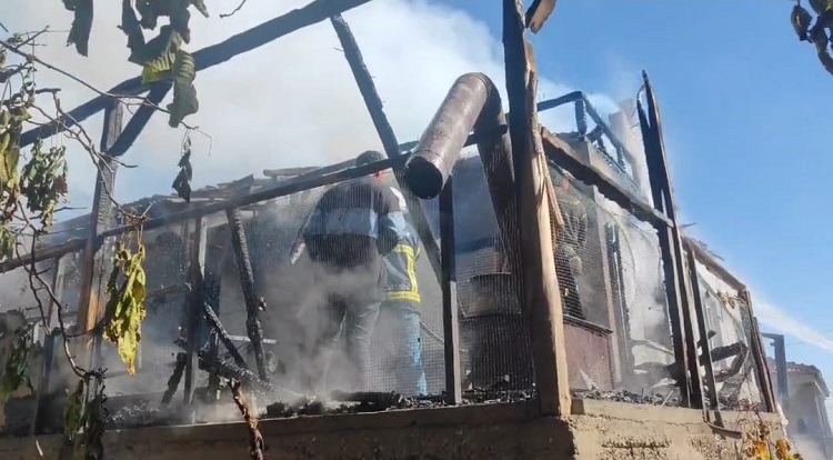 Yangında ev ile samanlık küle döndü