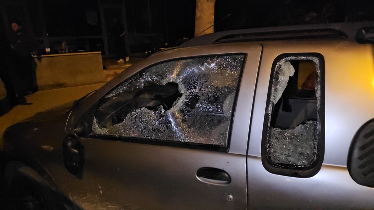 İşyeri ve aracın camlarını kırdılar