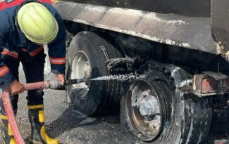 Hafriyat kamyonu çalışırken yandı