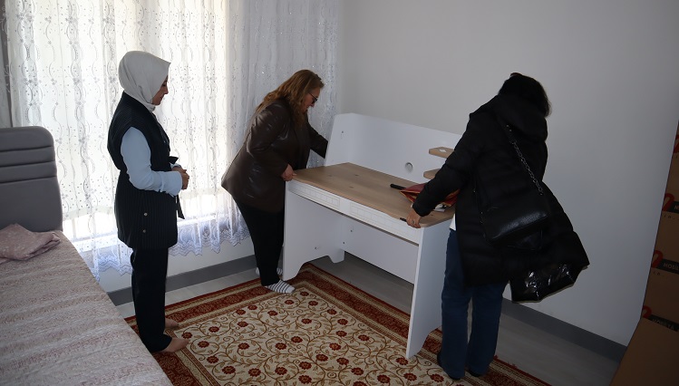 Afetzede akranlarına genç odası hediyesi