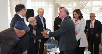 Huzurevi yaşlılarının gönüllerini aldılar