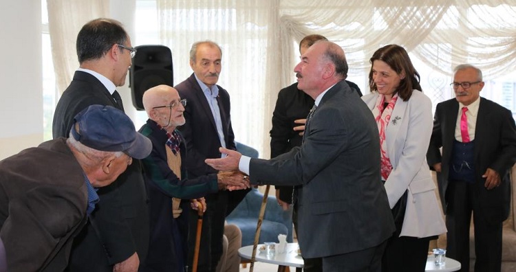 Huzurevi yaşlılarının gönüllerini aldılar