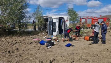 Kontrolden çıkan kamyon devrildi