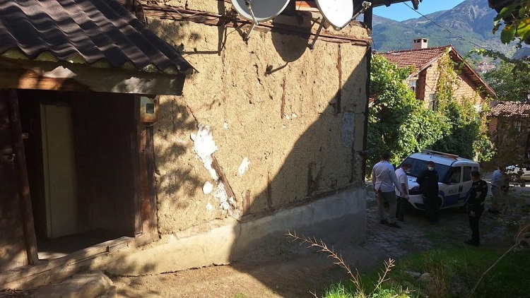 Yalnız yaşadığı evinde ölü bulundu