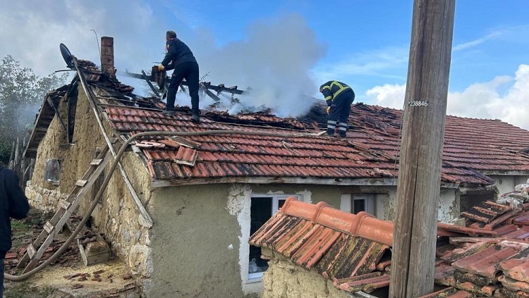 Baca temizliği yaparken samanlık yandı!