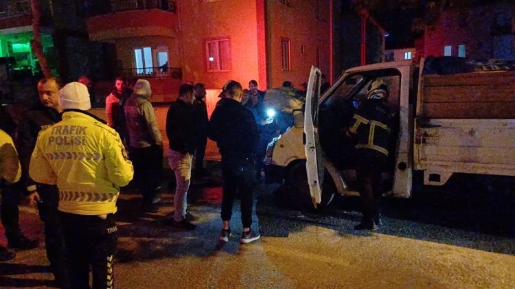 Park halindeki kamyonet alev aldı